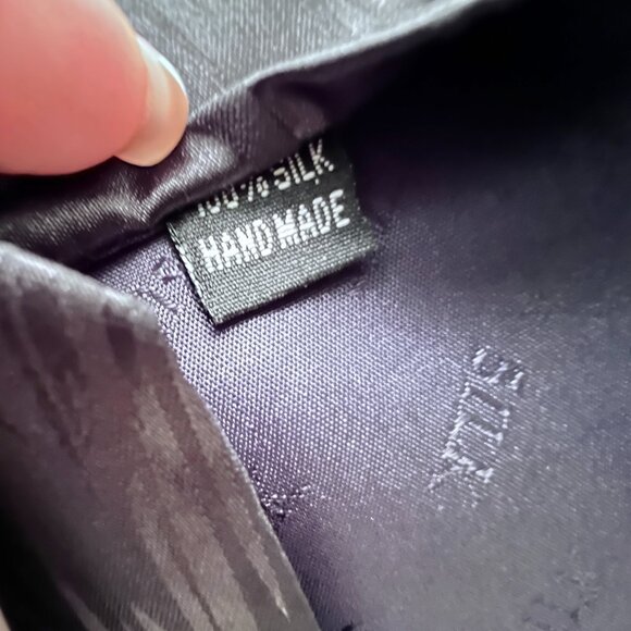 Vintage Gucci Italy 100% Hand Made Silk Necktie Burgundy Navy Cream Designer Tie - Picture 3 of 3